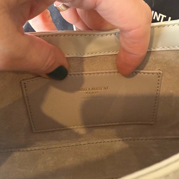 For Sydnee: YSL: MINI LE 5 À 7 IN SMOOTH LEATHER
BLANC VINTAGE - Picture 9 of 9